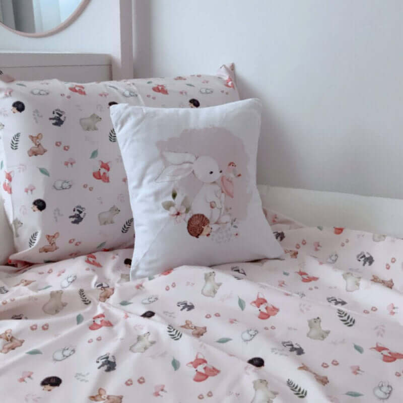 ( Fait au Québec) Ensemble de literie pour bébé- ANIMAUX DE LA FORET (Rose ) housses de couette bébé  ,disponible chez Literie-Déco et moi 