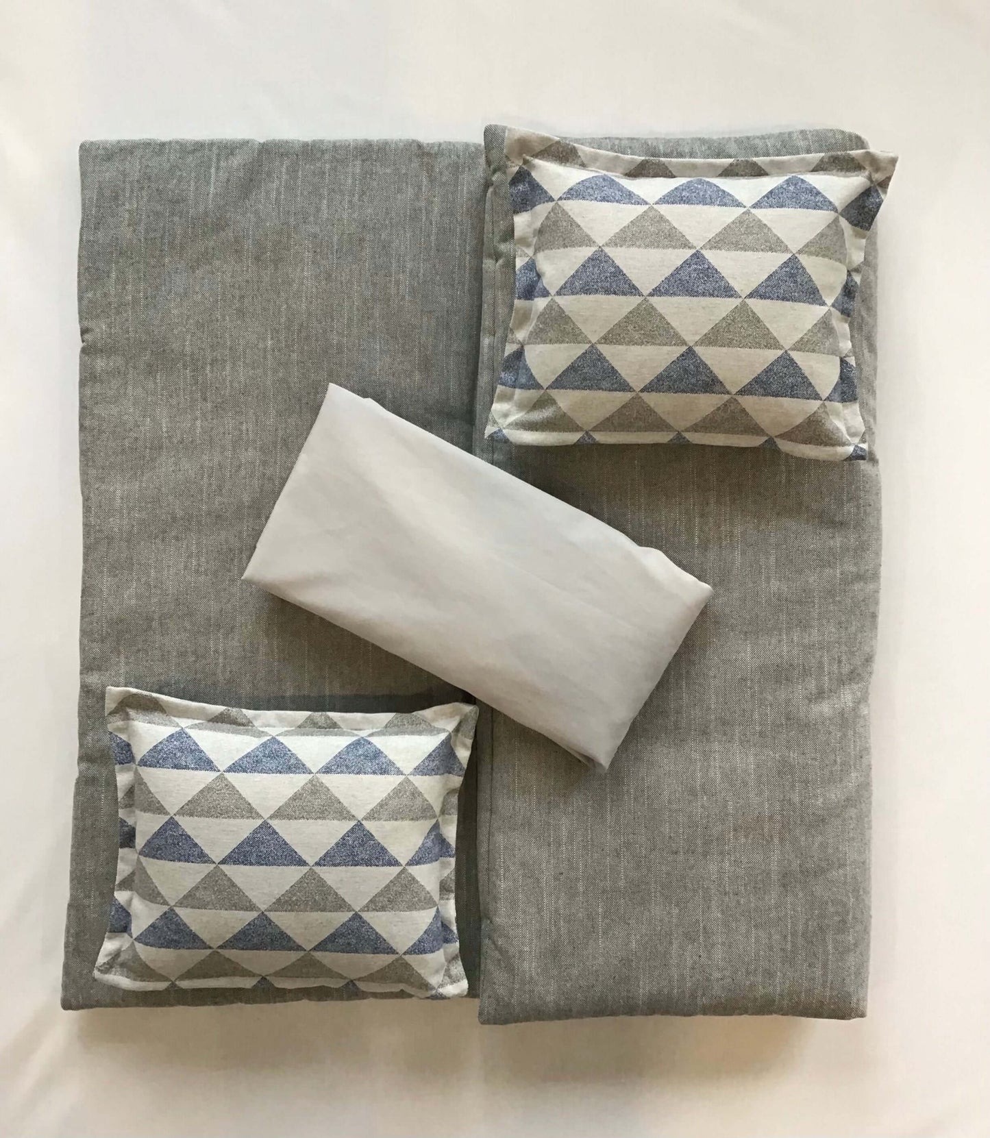( Fait au Québec) Ensemble de literie pour bébé JULES ( Réversible ) Douillette bébé  ,disponible chez Literie-Déco et moi 