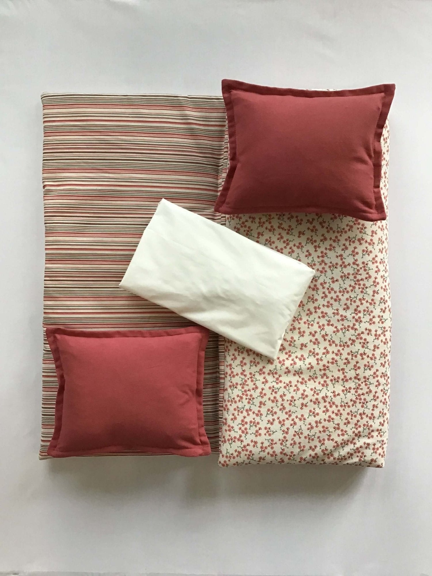 ( Fait au Québec) Ensemble de literie pour bébé ROSIE ( Réversible ) Douillette bébé  ,disponible chez Literie-Déco et moi 