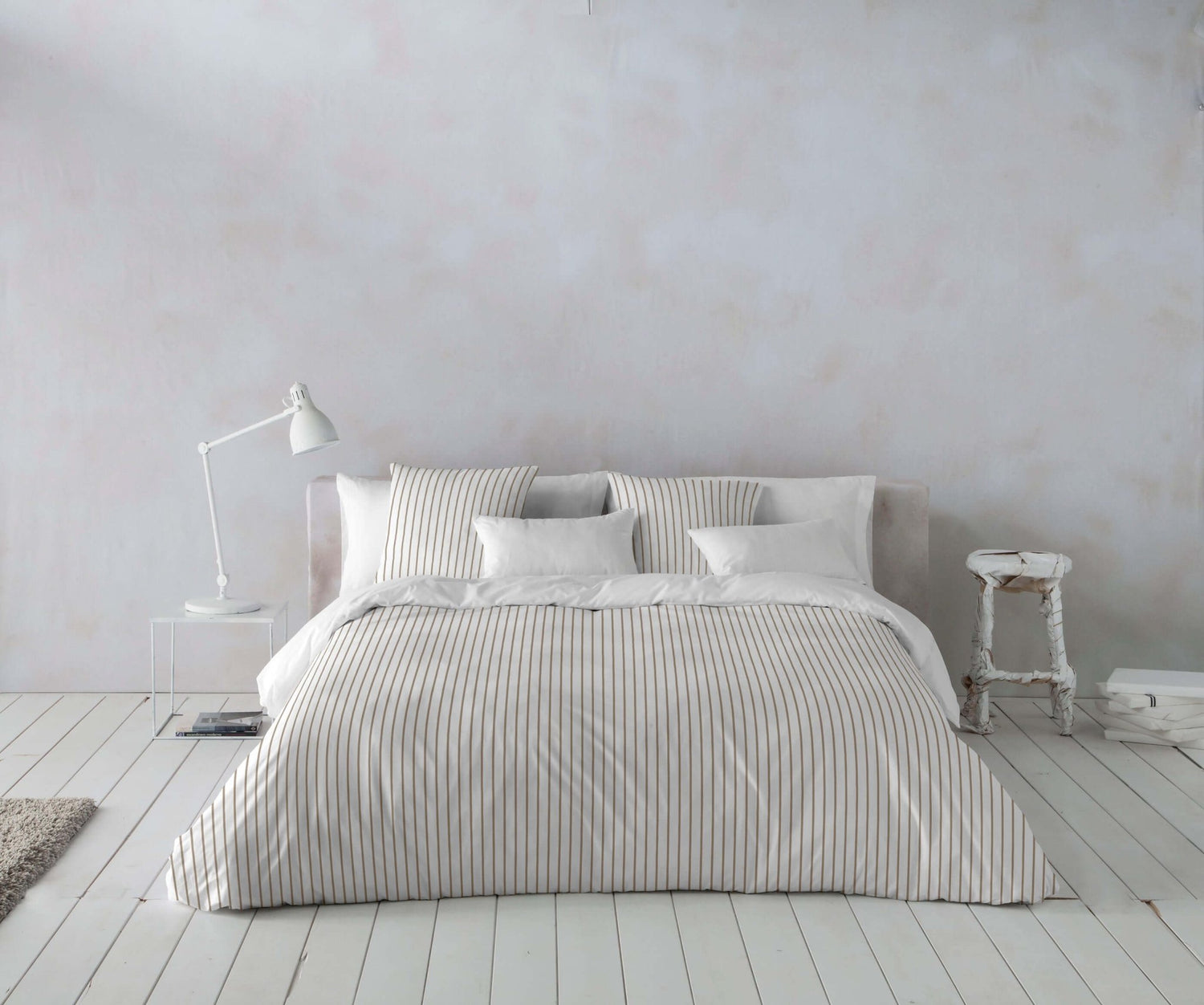 (Fait au Québec) Ensemble douillette THÉA (Taupe et blanc) DOUILLETTE  ,disponible chez Literie-Déco et moi 