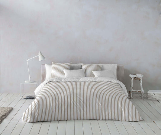 (Fait au Québec) Ensemble douillette THÉA (Taupe et blanc) DOUILLETTE  ,disponible chez Literie-Déco et moi 