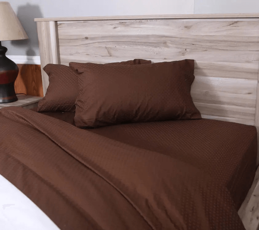 ( Fait au Québec )Ensemble draps brun chocolat en  100% coton Jacquard ( Motifs losanges ) Draps  ,disponible chez Literie-Déco et moi 