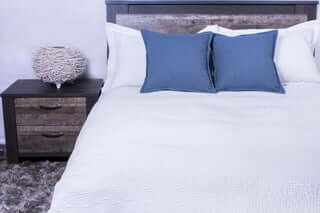 FAIT AU QUÉBEC - Couvre-lit SAPHIR ( Blanc-bleu ) couvre-lits  ,disponible chez Literie-Déco et moi 