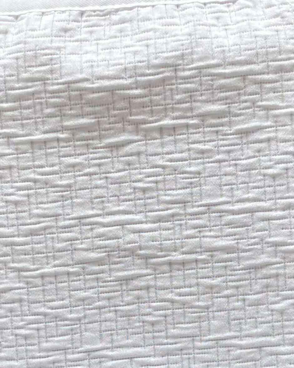 FAIT AU QUÉBEC - Couvre-lit SAPHIR ( Blanc-bleu ) couvre-lits  ,disponible chez Literie-Déco et moi 