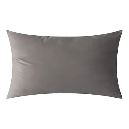 Coussin gris VELVET  ( 12'' X 20'') ou ( 18'' X 18'') coussins  ,disponible chez Literie-Déco et moi 