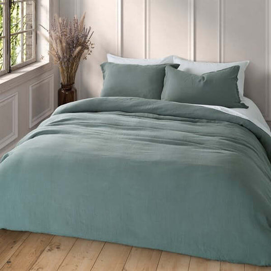 Housse de couette en lin bleu acier- Par Brunelli Housse de couette  ,disponible chez Literie-Déco et moi 