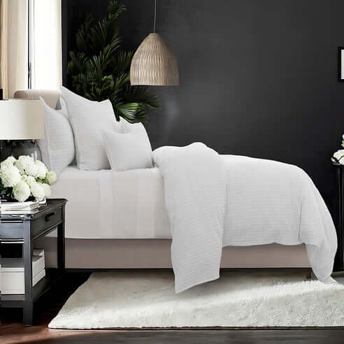 Housse de couette gaufrée HONEYCOMB  ( Blanc ) - Par Colcha Linens Housse de couette  ,disponible chez Literie-Déco et moi 