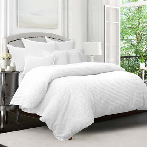 Housse de couette gaufrée HONEYCOMB  ( Blanc ) - Par Colcha Linens Housse de couette  ,disponible chez Literie-Déco et moi 