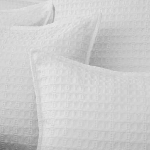 Housse de couette gaufrée HONEYCOMB  ( Blanc ) - Par Colcha Linens Housse de couette  ,disponible chez Literie-Déco et moi 