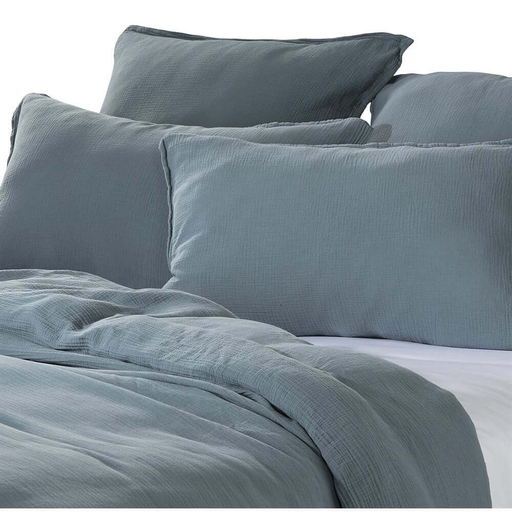 Housse de couette MUSLIN ( BLEU ACIER)- Par Brunelli Housse de couette  ,disponible chez Literie-Déco et moi 