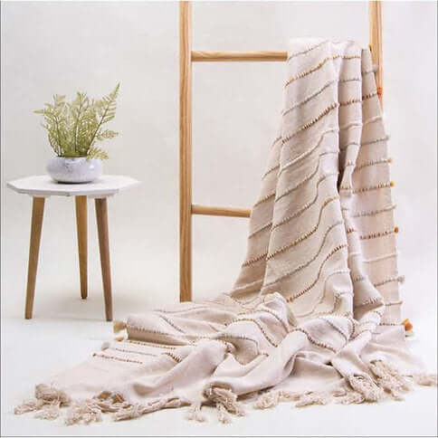 Jeté COZY- ( Beige ) Jeté  ,disponible chez Literie-Déco et moi 