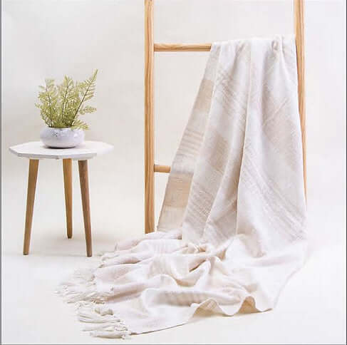 Jeté COZY- ( Beige ) Jeté  ,disponible chez Literie-Déco et moi 