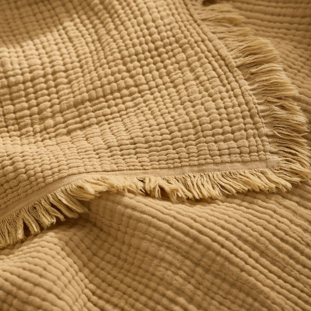 Jeté COZY- BLÉ  ( 50''x60'') - Jeté Livia - $79.99! Literie-Déco et moi 
