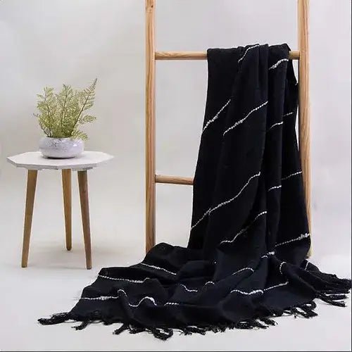 Jeté COZY- ( Noir ) Jeté  ,disponible chez Literie-Déco et moi 