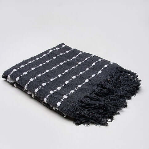 Jeté COZY- ( Noir et blanc ) Jeté  ,disponible chez Literie-Déco et moi 