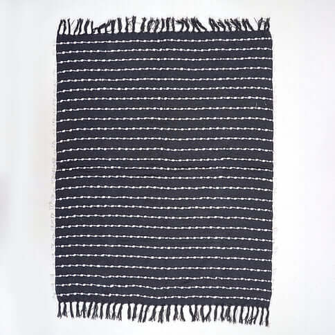 Jeté COZY- ( Noir et blanc ) Jeté  ,disponible chez Literie-Déco et moi 
