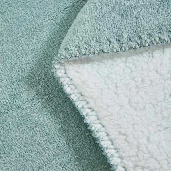 Couverture douce en sherpa SHERPINI  (  Vert Ether ) - Couvertures Daniadown - Literie-Déco et moi 