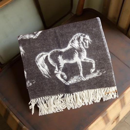 Jeté en laine Chevaux  ( 100% laine ) Coussins  ,disponible chez Literie-Déco et moi