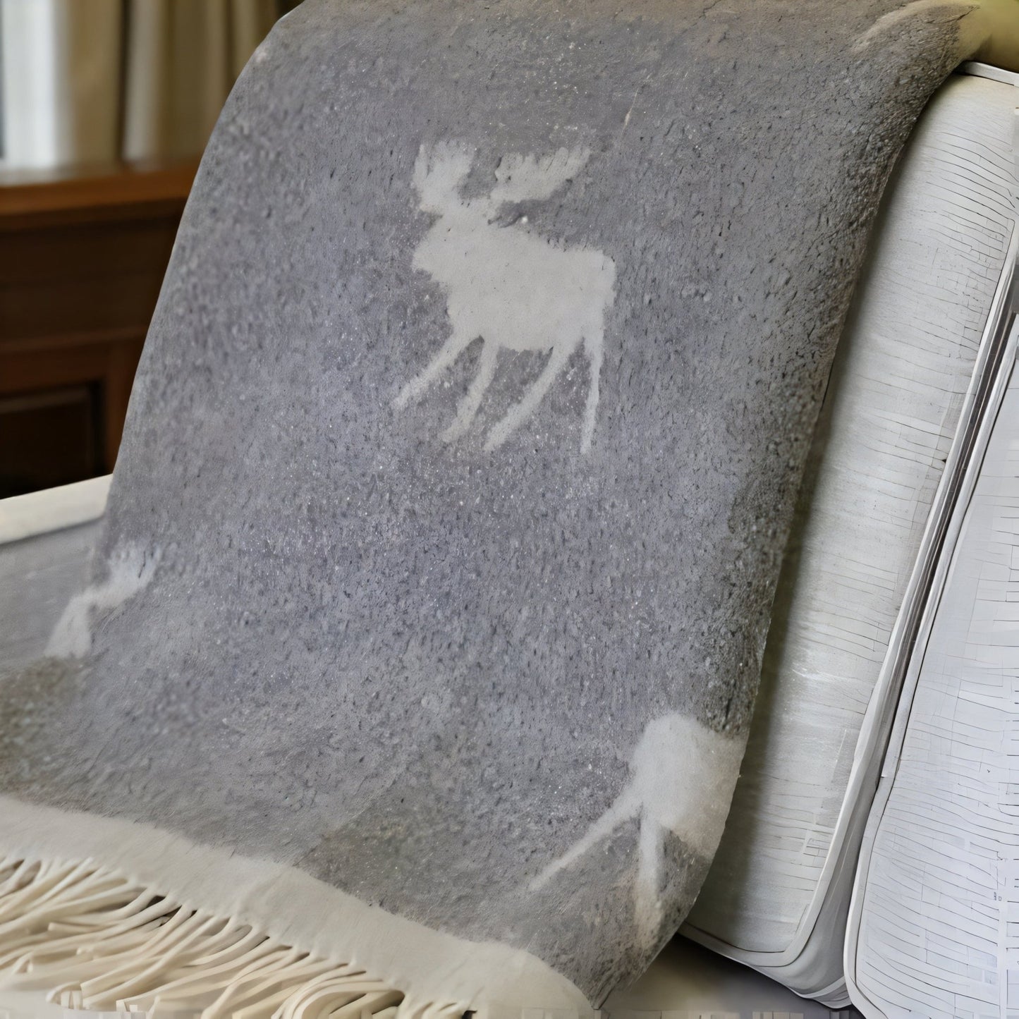 Jeté en laine Chevreuil gris ( 100% laine ) Coussins  ,disponible chez Literie-Déco et moi 