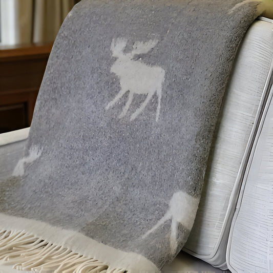 Jeté en laine Chevreuil gris ( 100% laine ) Coussins  ,disponible chez Literie-Déco et moi