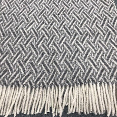 Jeté en laine Chevrons  ( 100% laine ) Coussins  ,disponible chez Literie-Déco et moi
