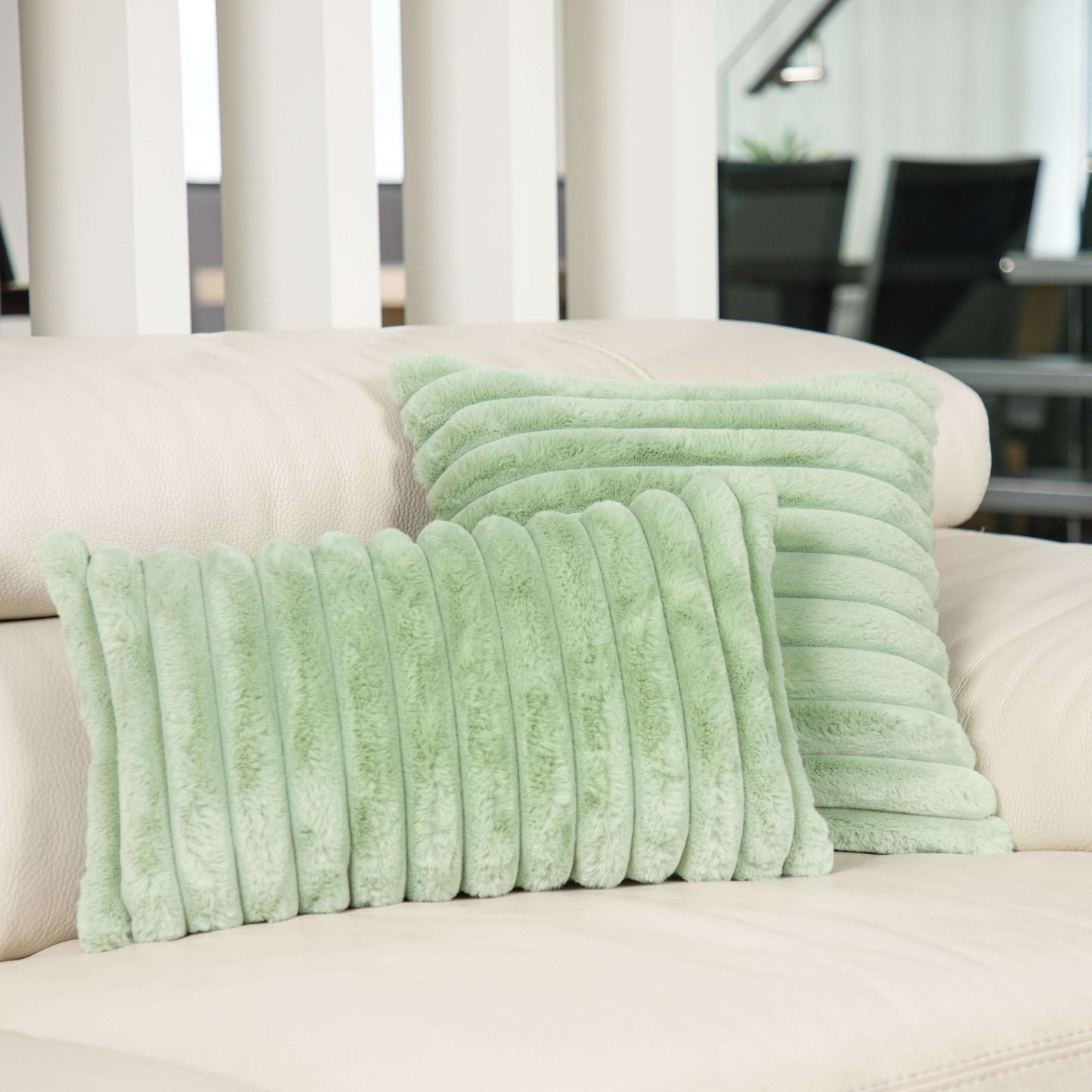Jeté Raya ( Vert Sauge )  ( 50'' x 60'') Jeté  ,disponible chez Literie-Déco et moi 