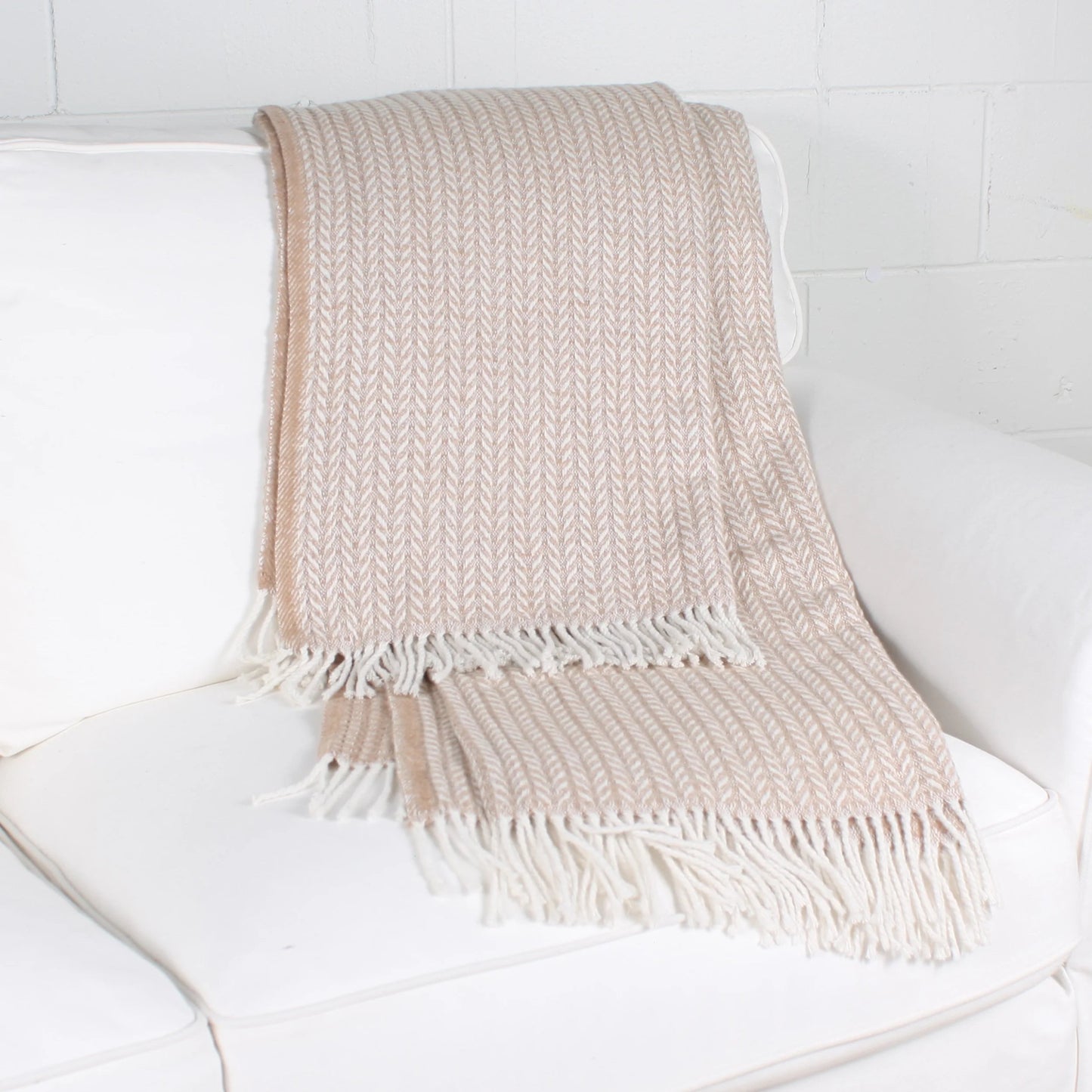 Jeté RIGA ( Brun terre ) Coussins  ,disponible chez Literie-Déco et moi 