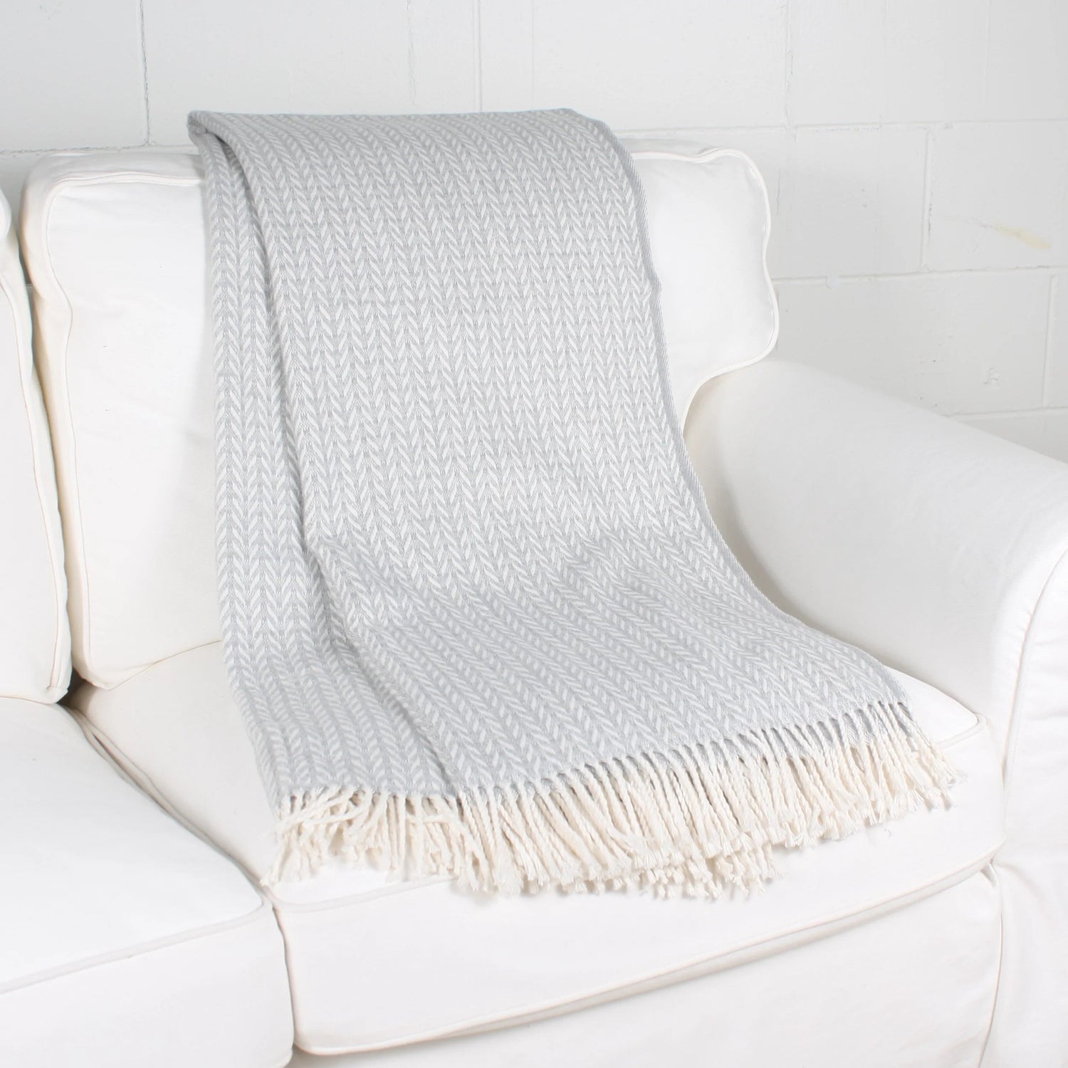 Jeté RIGA ( Gris) Coussins  ,disponible chez Literie-Déco et moi 