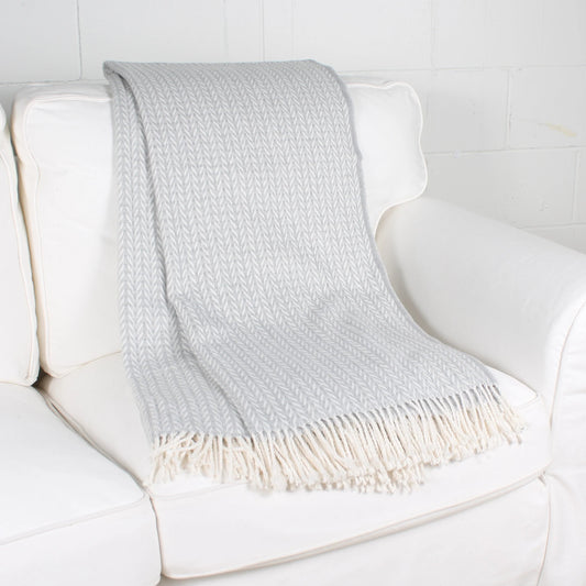 Jeté RIGA ( Gris) Coussins  ,disponible chez Literie-Déco et moi 