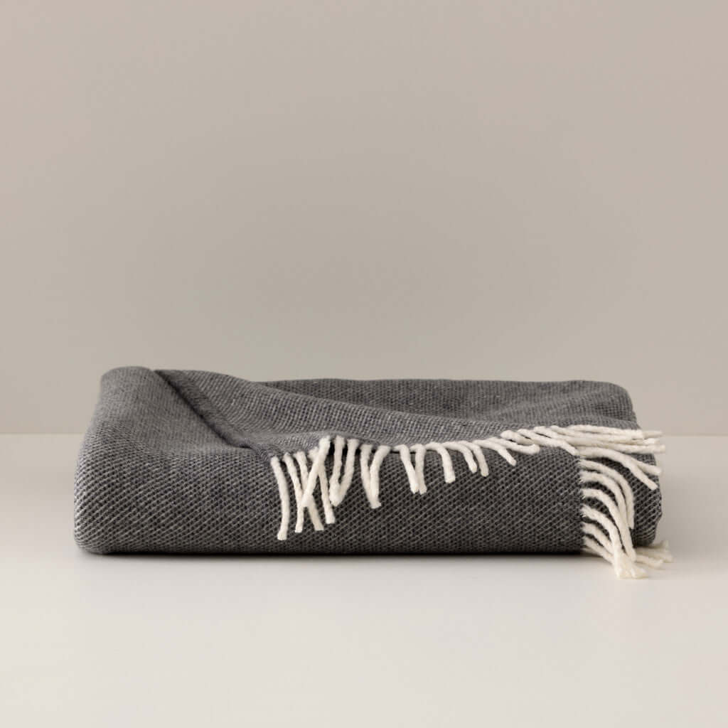 Jeté Skyline ( Gris foncé)  ( 55''x 70'') Jeté  ,disponible chez Literie-Déco et moi 