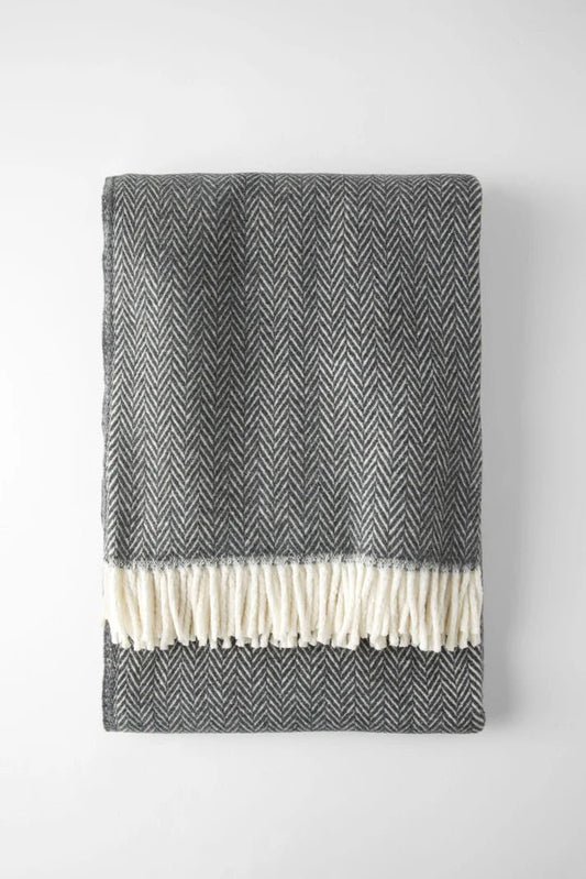  Jeté Skyline ( Gris foncé)  ( 55''x 70'') de CHÉNÉ – PRODUIT  de qualité chez Literie & Déco et Moi