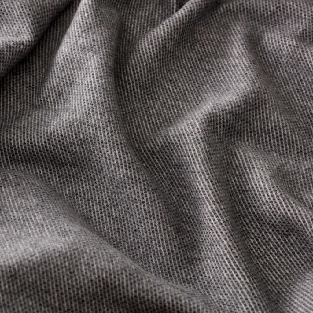 Jeté Skyline ( Gris foncé)  ( 55''x 70'') Jeté  ,disponible chez Literie-Déco et moi 
