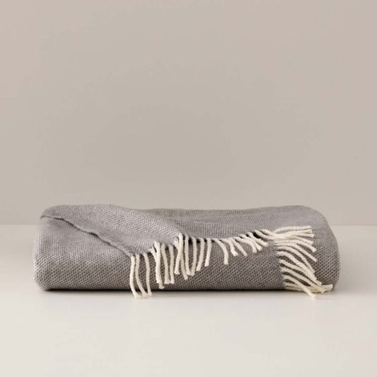 Jeté Skyline ( Gris pâle )  ( 55''x 70'') Jeté  ,disponible chez Literie-Déco et moi 