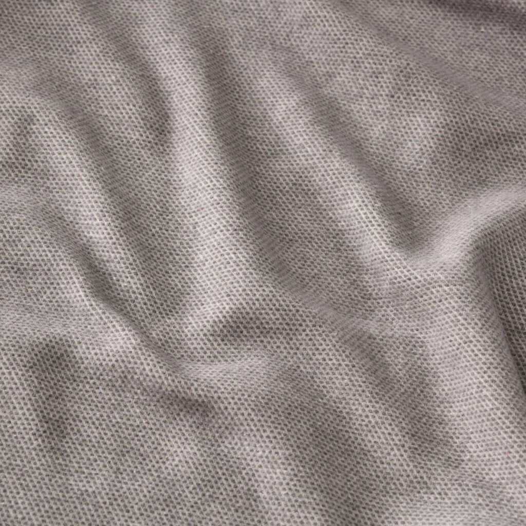 Jeté Skyline ( Gris pâle )  ( 55''x 70'') Jeté  ,disponible chez Literie-Déco et moi 