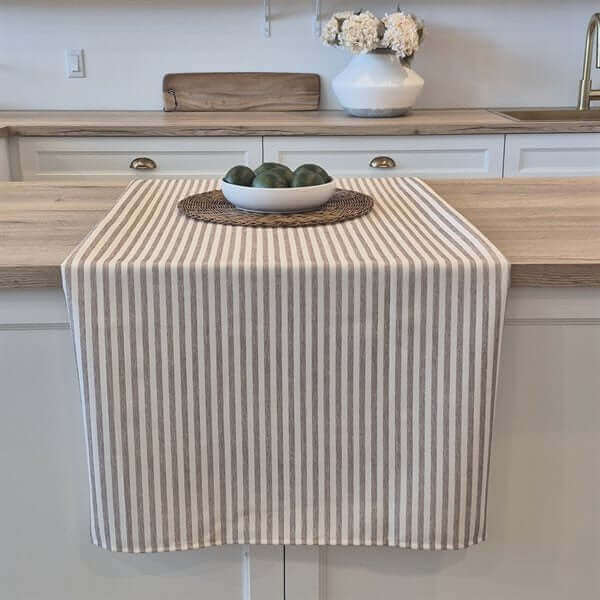 Nappe à rayures taupes SEACOAST - Par Brunelli - NAPPES Brunelli - $23.99! Literie-Déco et moi 