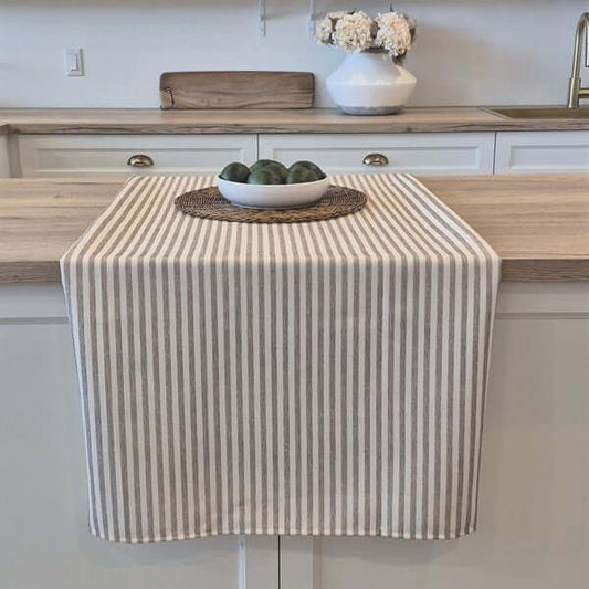 Nappe à rayures taupes SEACOAST - Par Brunelli NAPPES  ,disponible chez Literie-Déco et moi 