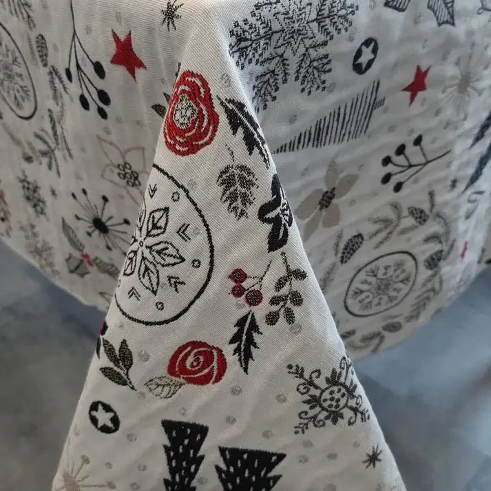 Nappe rouge, noire et argentée : Élégance et Style- Noel - NAPPES Literie & Déco et moi - $5.95! Literie-Déco et moi 