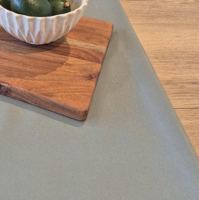 Nappe unie vert eucalyptus BOK CHOY - Par Brunelli NAPPES  ,disponible chez Literie-Déco et moi 