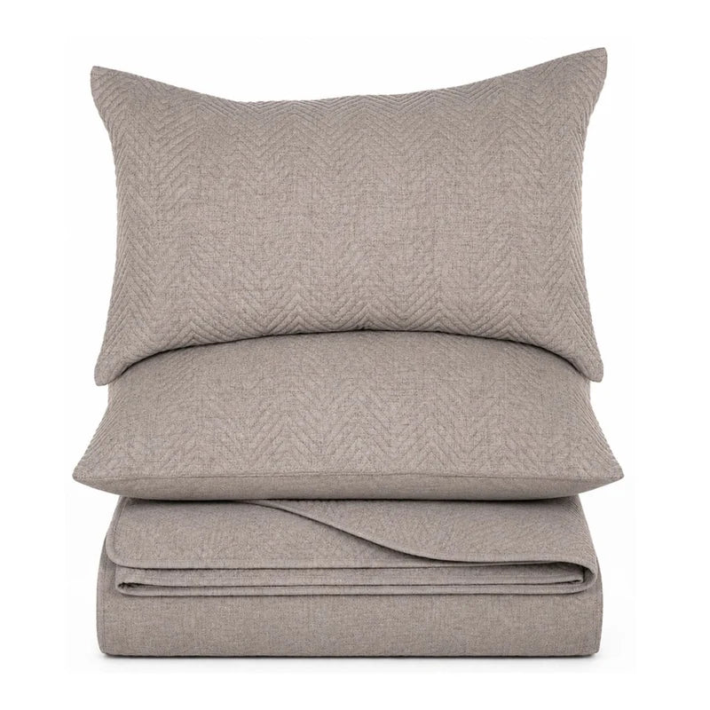 Ensemble courtepointe taupe avec un piquage en chevrons Nelson- Par Brunelli