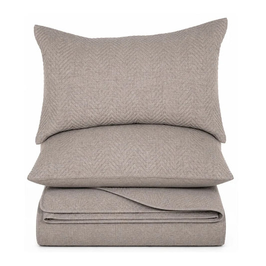 Ensemble courtepointe taupe avec un piquage en chevrons Nelson- Par Brunelli