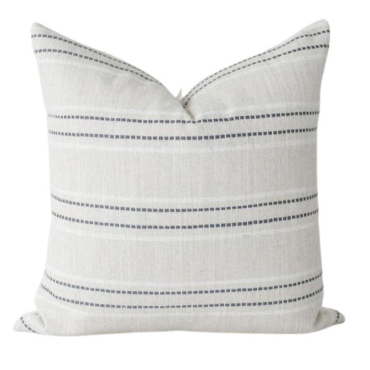 Housse de coussin FARMHOUSE ( Beige, blanc et gris foncé )   20'' x 20' coussins  ,disponible chez Literie-Déco et moi 