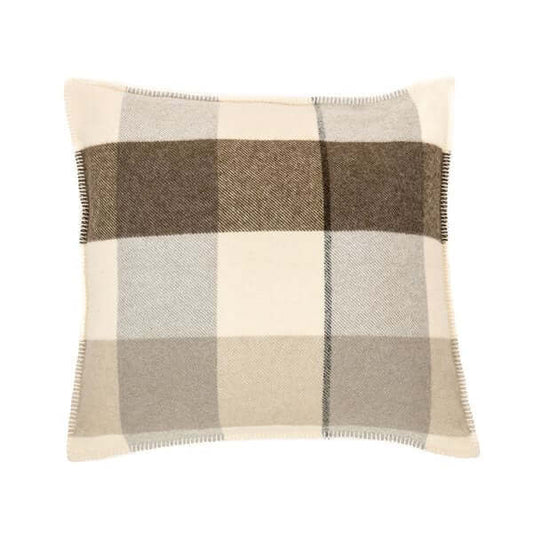 Oreiller européen à carreaux FUDGE  25'' X 25'' ( Brun ) Par Brunelli coussins  ,disponible chez Literie-Déco et moi 