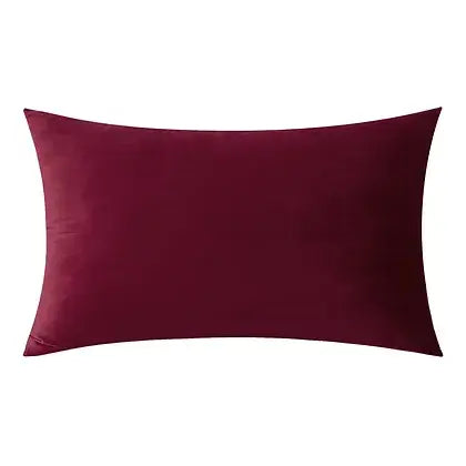 Coussin rouge vin VELVET  ( 12'' X 20'') ou ( 18'' X 18'') coussins  ,disponible chez Literie-Déco et moi 