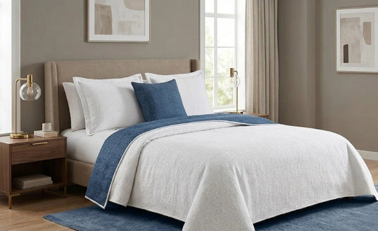 FAIT AU QUÉBEC - Couvre-lit SAPHIR ( Blanc-bleu ) - couvre-lits CHÉNÉ - Literie-Déco et moi 