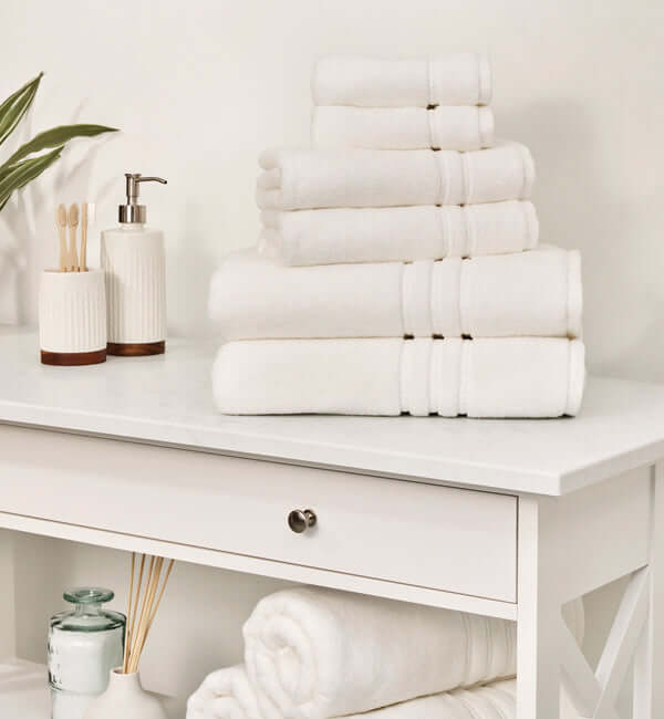Serviettes en 100% coton PORTOFINO - Par Cuddle Down serviettes de bain  ,disponible chez Literie-Déco et moi 
