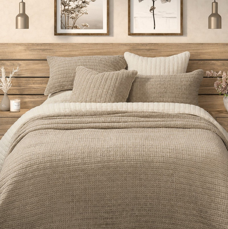 Courtepointe taupe en coton gaufré Spirit- Par Brunelli (Livraison AUTOMNE 2026)