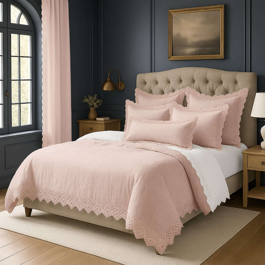 FAIT AU CANADA- Modèle ELSIE , avec finition Dentelle ( Rose) - Par Colcha Linens Douillette, Couvre-lit, Housse de couette  ,disponible chez Literie-Déco et moi 