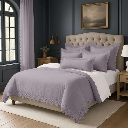 FAIT AU CANADA- Modèle ELSIE , avec finition Dentelle ( Lilas) - Par Colcha Linens Douillette, Couvre-lit, Housse de couette  ,disponible chez Literie-Déco et moi 