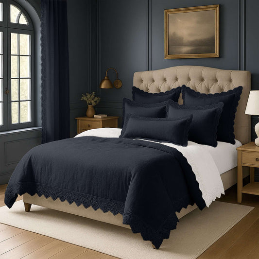 FAIT AU CANADA- Modèle ELSIE , avec finition Dentelle ( Marine ) - Par Colcha Linens Douillette, Couvre-lit, Housse de couette  ,disponible chez Literie-Déco et moi 