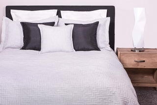 FAIT AU QUÉBEC - Couvre-lit TOPAZE ( gris pale / gris foncé) couvre-lits  ,disponible chez Literie-Déco et moi 